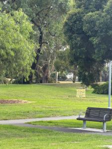 Mooroolbark 火车站附近的阳光大床房