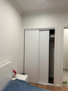 Mooroolbark 火车站附近的阳光大床房