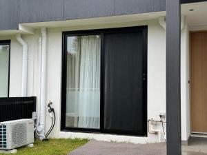 Mooroolbark 火车站附近的阳光大床房