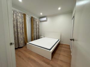 Mooroolbark 火车站附近的阳光大床房