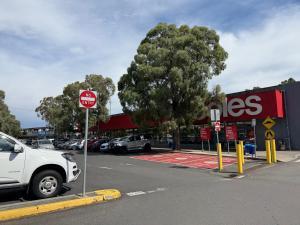 Mooroolbark 火车站附近的阳光大床房