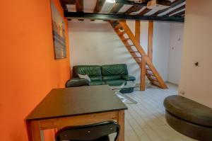 Cosy Smart and Modern Antony Centre