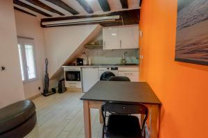 Cosy Smart and Modern Antony Centre