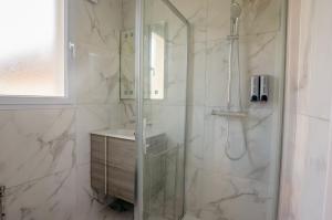 Cosy Smart and Modern Antony Centre