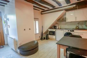 Cosy Smart and Modern Antony Centre