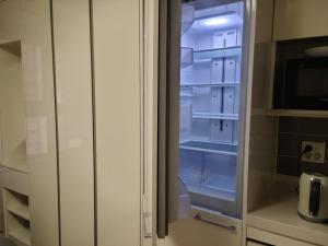 Sleek, Secure Gangnam Suite with EV - Walk to Subway, Biz, Clincs 21