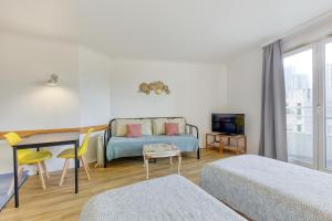 7mn walk to Metro, in ApartHotel