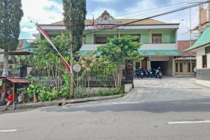 RedDoorz Hotel Tejomoyo Near Bukit Sekipan Tawangmangu