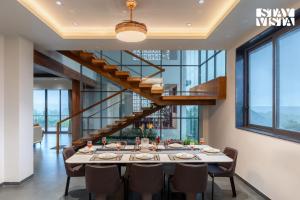 StayVista at Villa Eden Crest with Bonfire, Pool & Mountain View