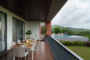 StayVista at Villa Eden Crest with Bonfire, Pool & Mountain View
