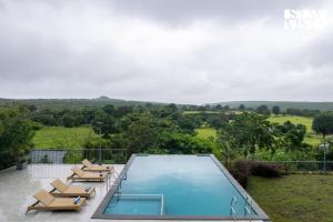 StayVista at Villa Eden Crest with Bonfire, Pool & Mountain View