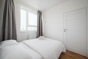 Metro Natolin 10th Floor Apartment by BookingHost