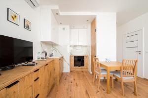 Metro Natolin 10th Floor Apartment by BookingHost