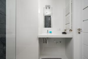 Metro Natolin 10th Floor Apartment by BookingHost