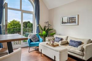 2 Bedroom Flat, Balcony, Parking, Near Castle - By Tempstay