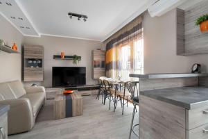 Air-conditioned Apartment in Poznań with Parking by Noclegi Renters