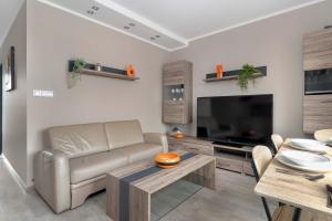 Air-conditioned Apartment in Poznań with Parking by Noclegi Renters