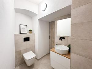 Stay in Historical Palace in Old town w free parking