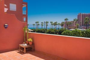 Seaview apartment with terrace by the beach