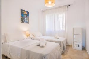 Seaview apartment with terrace by the beach