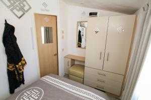 Caravan Beach Park - Sleeps 8 Parking & Pool