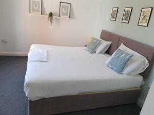 Lovely 5 Bedroom Home w Garden near Northampton