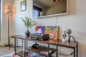 Stylish City Apartment with Juliette Balcony, Retro Games & Fast WiFi