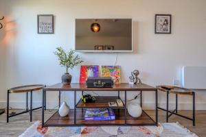 Stylish City Apartment with Juliette Balcony, Retro Games & Fast WiFi
