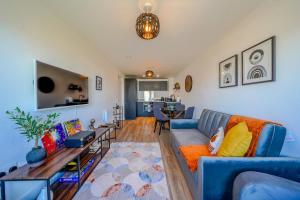 Stylish City Apartment with Juliette Balcony, Retro Games & Fast WiFi