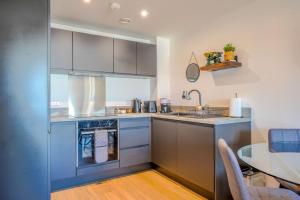 Stylish City Apartment with Juliette Balcony, Retro Games & Fast WiFi