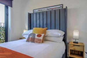 Stylish City Apartment with Juliette Balcony, Retro Games & Fast WiFi