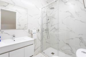 Modern & Bright Flat with Workspace by HostWise