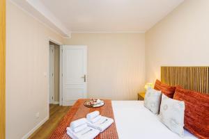 Modern & Bright Flat with Workspace by HostWise