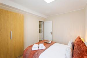 Modern & Bright Flat with Workspace by HostWise