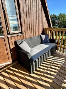 Hus med stor trädgård i lugn miljö nära havet