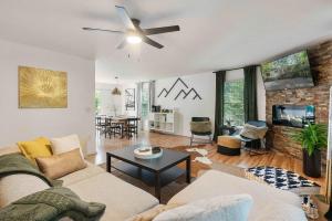 Cozy Retreat w Hot Tub Firepit & Grill near Bryce