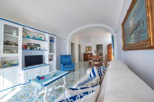 Wonderful villa with swimming pool overlooking the sea, 200 steps from the road