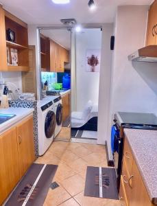 Stunning Suite 10 Steps from Eastwood Mall