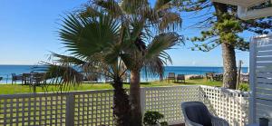 Direct Beachfront Paradise Retreat - The Coachhouse