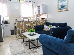 Aries Executive Suites -Executive 1-BR , Secure Parking ,Fast WI-FI , Work desk -F102