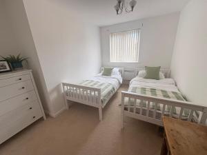 Modern, Spotless Flat Near M4,Free Parking & Wi-Fi