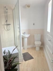 Modern, Spotless Flat Near M4,Free Parking & Wi-Fi