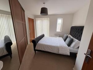 Modern, Spotless Flat Near M4,Free Parking & Wi-Fi