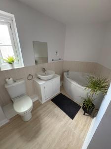 Modern, Spotless Flat Near M4,Free Parking & Wi-Fi