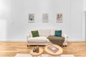 Inviting 2Bd Upper East Side Stay with Backyard