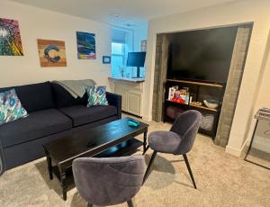 Artsy Platt Park Apartment Guest Suite for 4, QUICK Mountain Access!