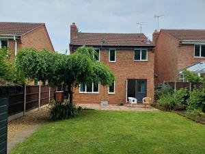 3 Bed House - Sleeps 5 - Pets - Parking