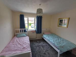 3 Bed House - Sleeps 5 - Pets - Parking