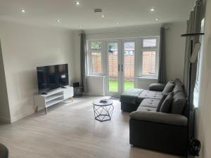 Rose Mews, Newly Refurbed Modern Interior with Garden