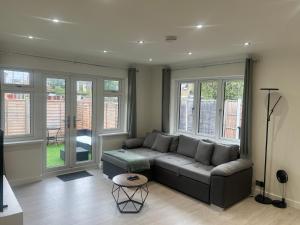 Rose Mews, Newly Refurbed Modern Interior with Garden